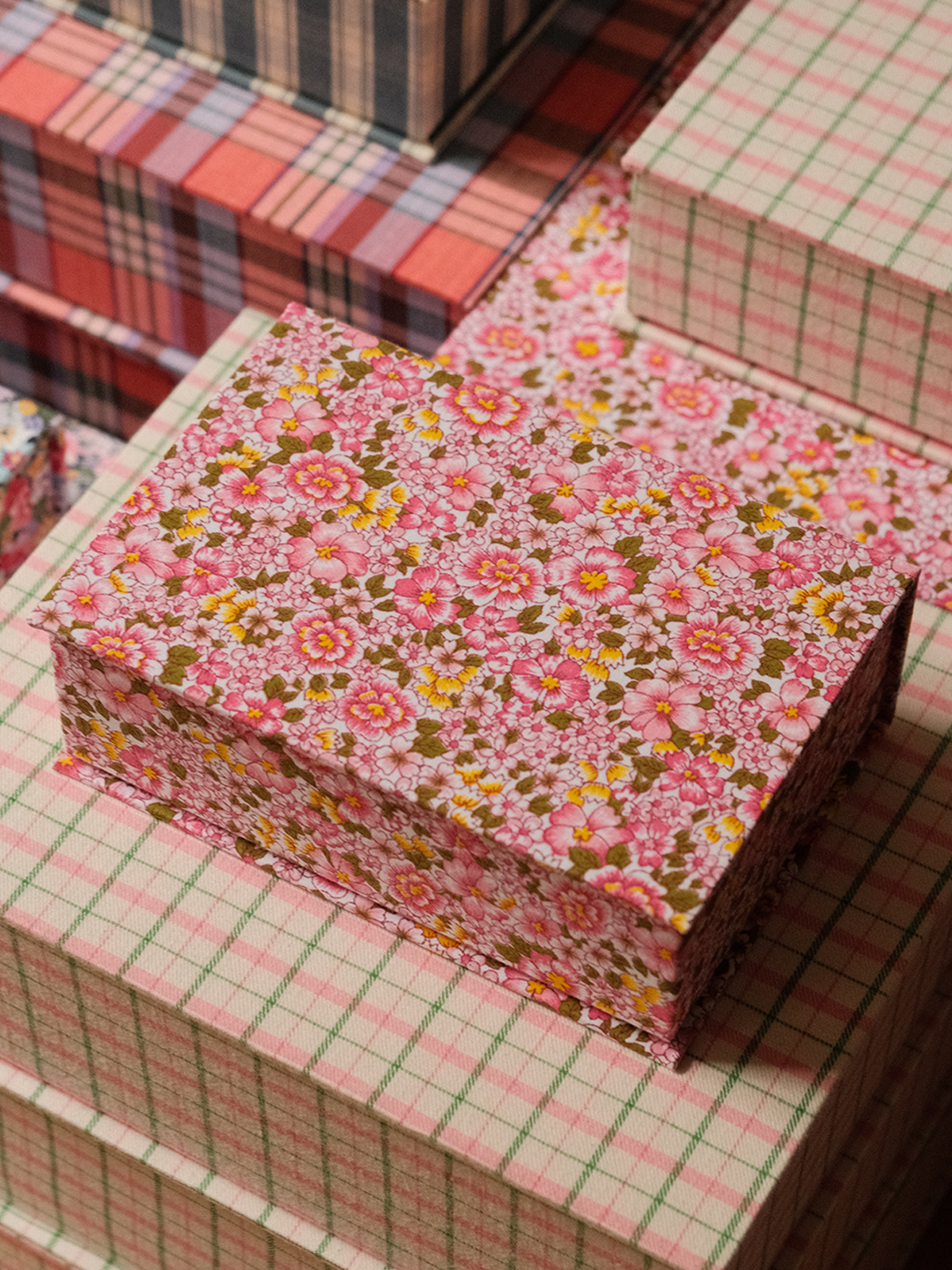 Boîte tissu - Fleurs rose jaune