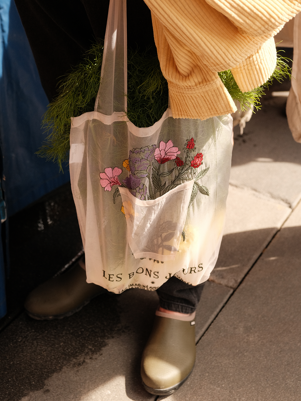Sac porte-bouquet brodé Les Bons Jours x Brigitte Tanaka - Édition limitée