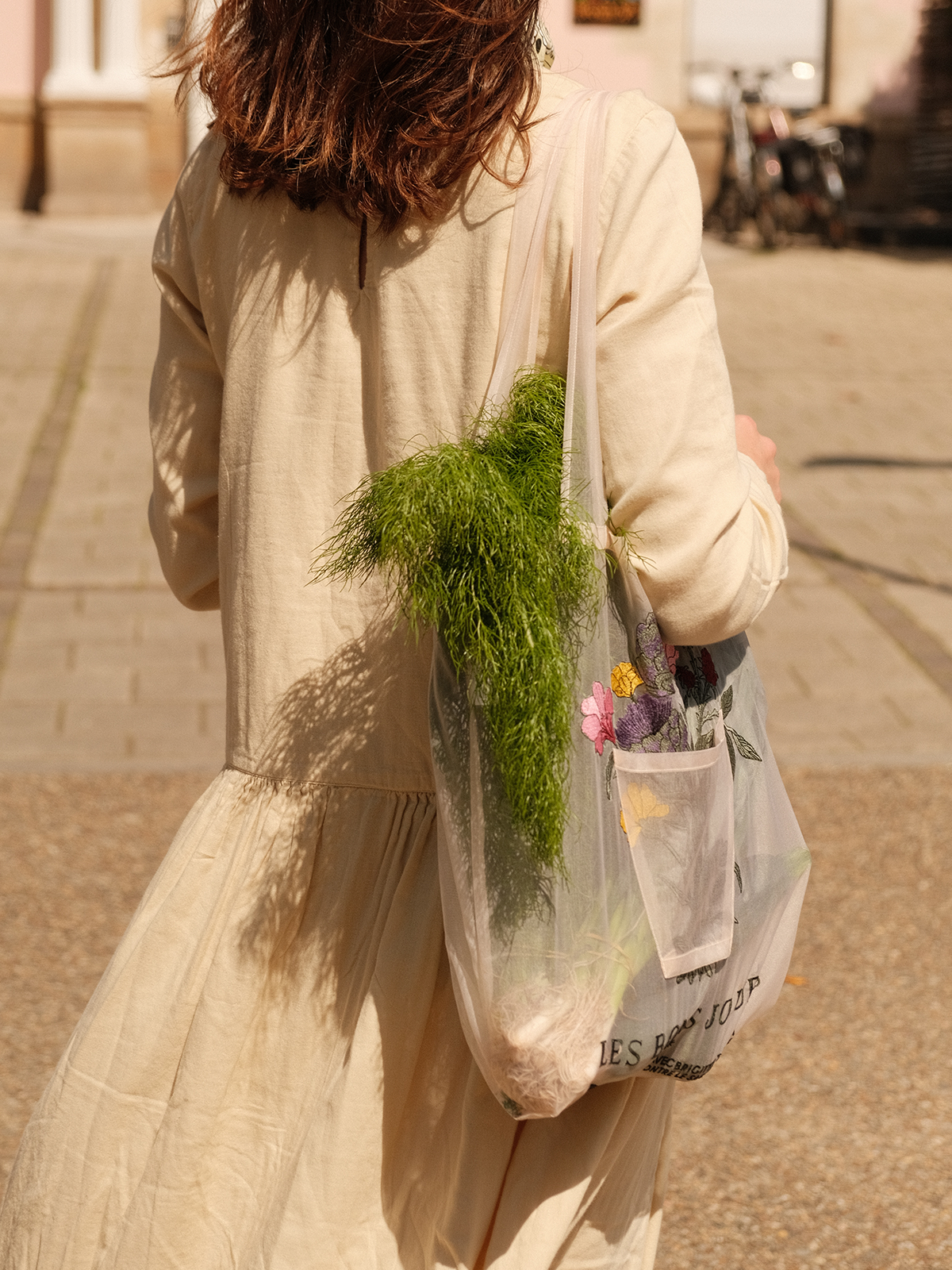 Sac porte-bouquet brodé Les Bons Jours x Brigitte Tanaka - Édition limitée